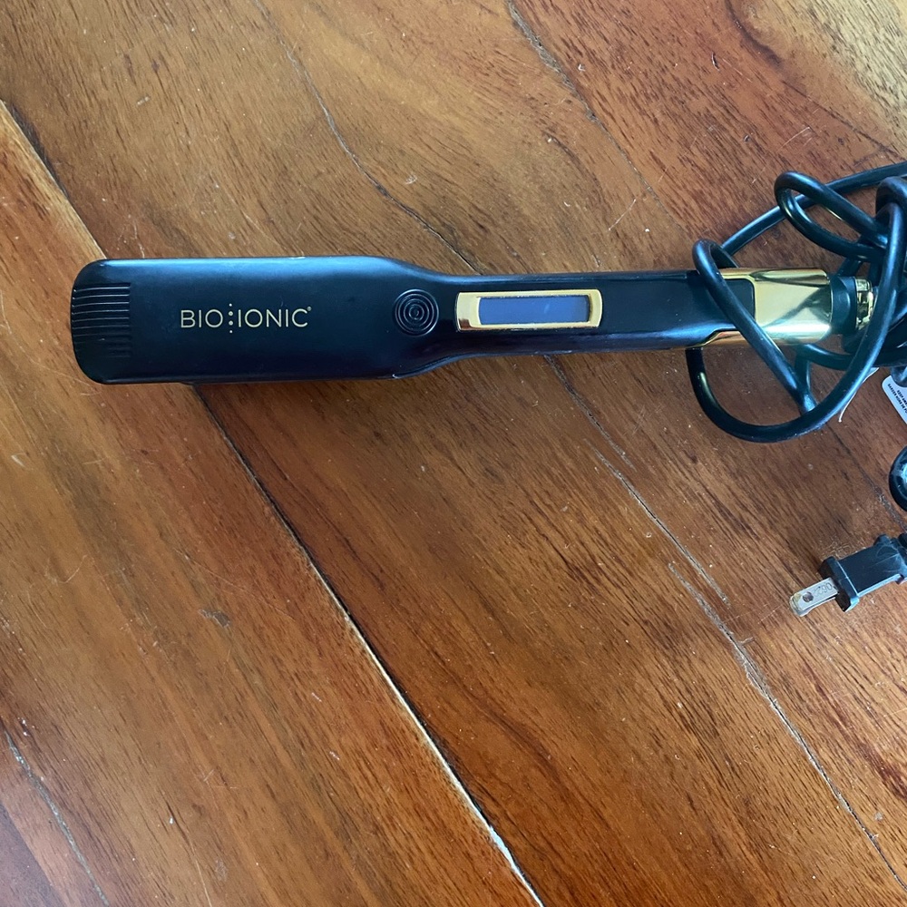 Bio Ionic OnePass Black and Gold 1.5” flat‎ iron 450 degrees WORKS GREAT!!
